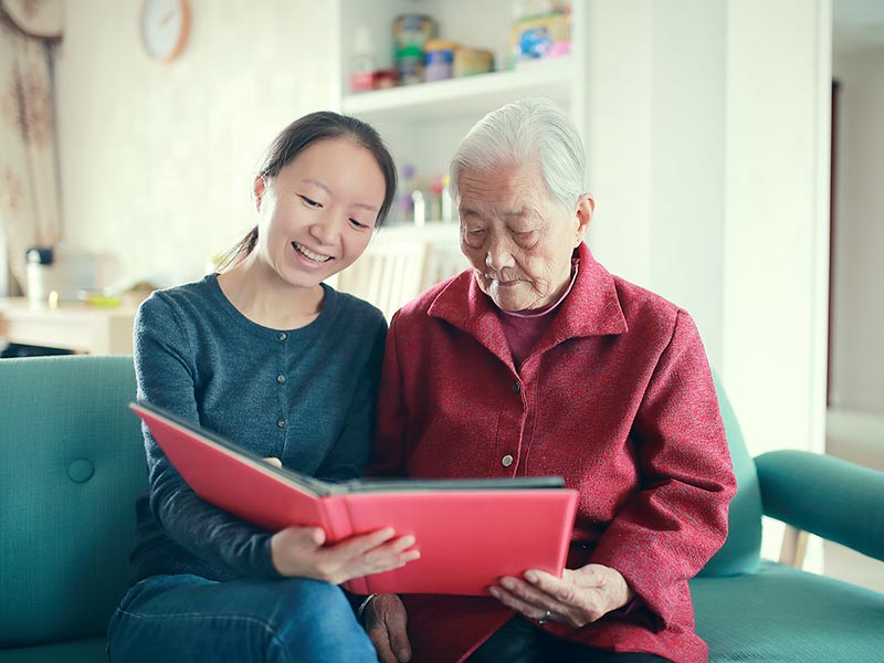 6 Tips for Visiting a Senior in Memory Care