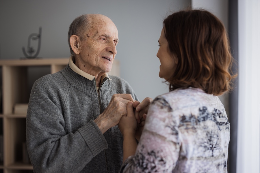 Tips for Visiting a Loved One Living with Dementia in Memory Support